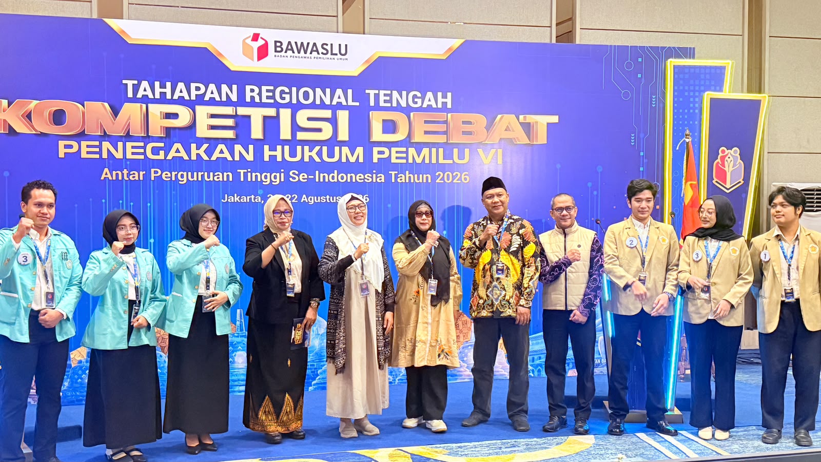 Plt. Ketua Bawaslu Sumsel Ahmad Naafi saat foto bersama pada kegiatan Tahapan Regional Tengah Kompetisi Debat Penegakan Hukum Pemilu VI antar perguruan tinggi se-Indonesia yang digelar di Jakarta, 20-22 Agustus 2026.