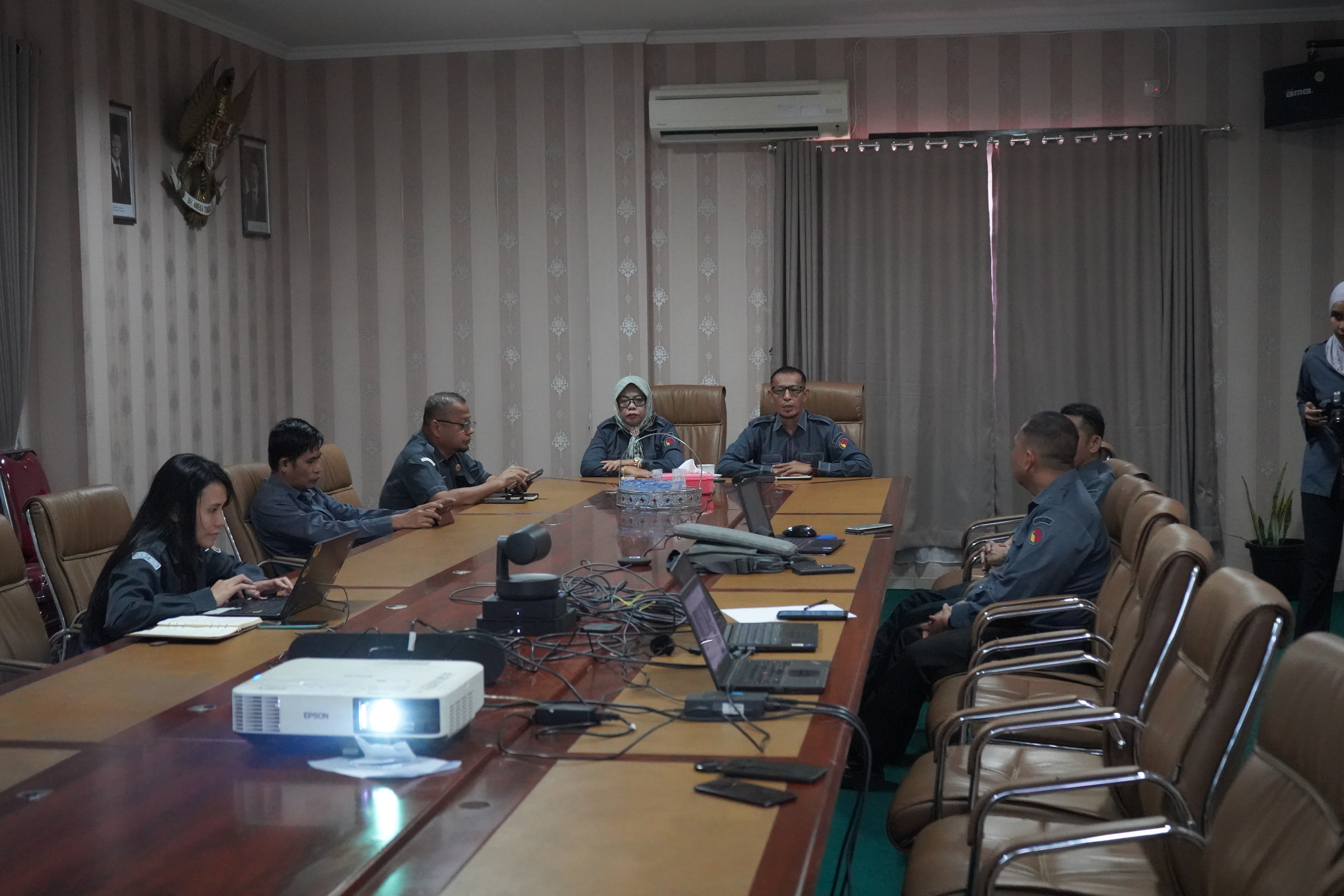 Koordinator Divisi Sumber Daya Manusia, Organisasi, Pendidikan dan Pelatihan Bawaslu Sumsel, Ardiyanto, saat memberikan sambutan dalam Rapat Koordinasi Peningkatan Amplifikasi Bawaslu Membelajarkan Volume II secara daring di ruang rapat Bawaslu Sumsel, Senin (7/9/2026). 