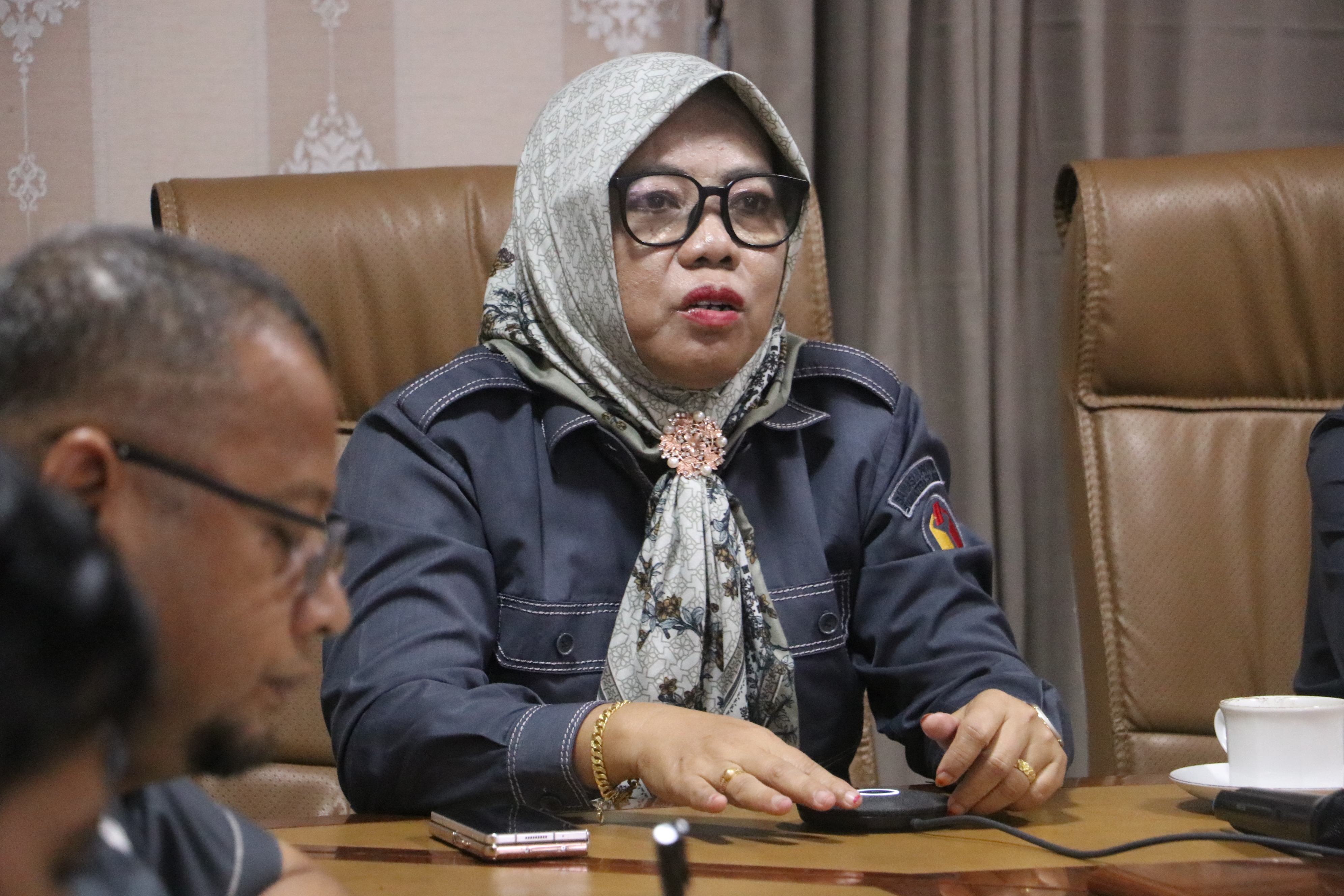 Anggota Bawaslu Sumse Massuryati saat memberikan arahanya saat  Rapat Koordinasi Peningkatan Amplifikasi Bawaslu Membelajarkan Volume II secara daring di ruang rapat Bawaslu Sumsel, Senin (7/9/2026). 