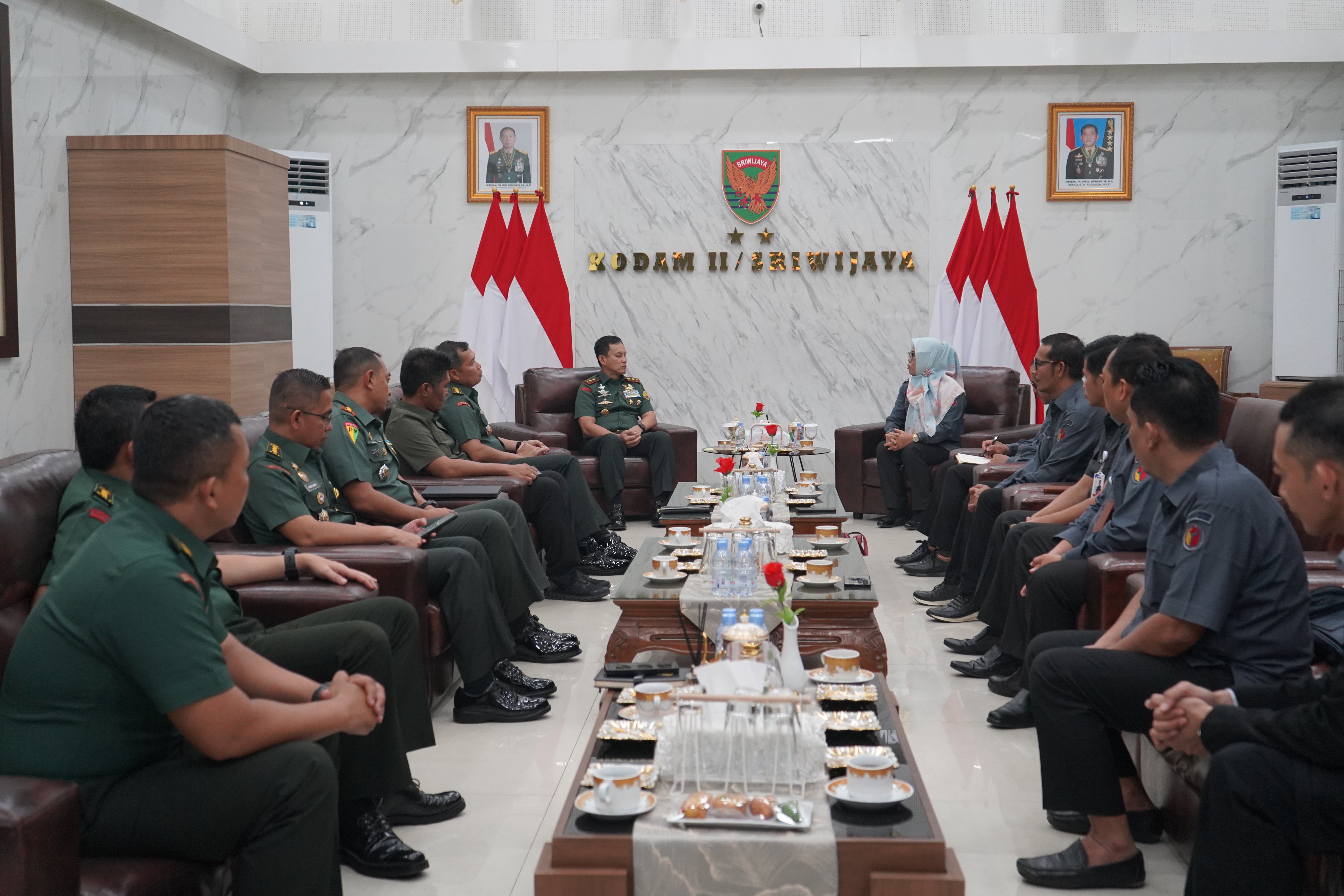 Pimpinan Bawaslu Sumsel beserta jajaran saat melaksanakan audiensi antarlembaga dengan Kodam II Sriwijaya terkait persiapan pengawasan Pemilu 2029, Selasa (20/10/2026). 