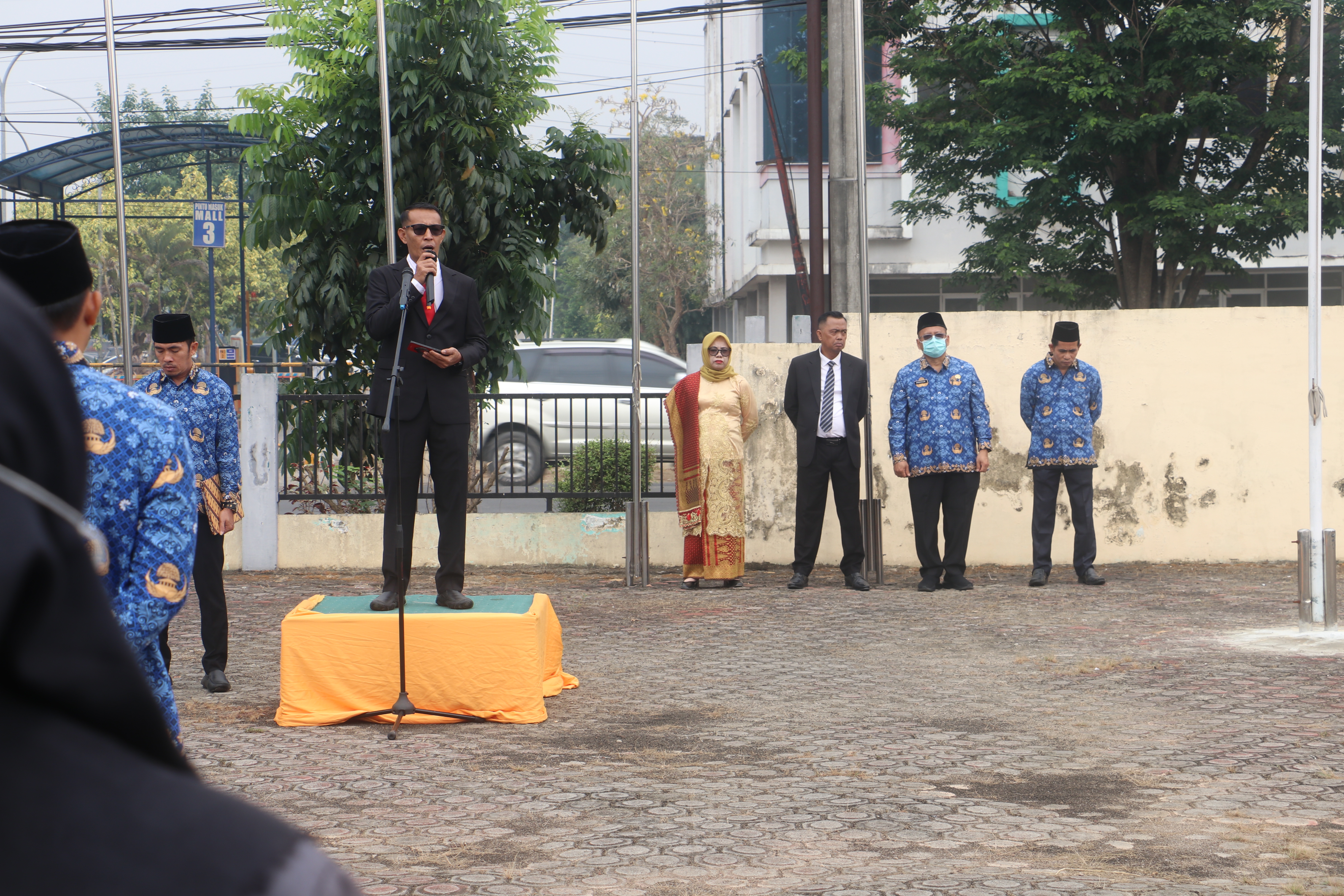 Anggota Bawaslu Sumsel Ardiyanto saat menjadi pembina pada Upacara Peringatan Hari Sumpah Pemuda ke-98 Tahun 2026 dengan tema "Patriotik, Gigih, Berempati: Pemuda untuk Indonesia" di halaman Kantor Bawaslu Sumsel, Rabu (28/10/2026). 