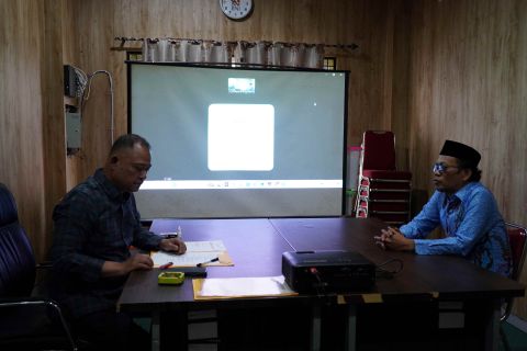 Anggota Bawaslu RI, Totok Hariyono saat melakukan wawancara verifikasi calon pergantian antar waktu (PAW) anggota Bawaslu Sumsel, Jumat (13/02/2026).