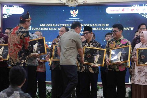 Plt ketua Bawaslu Sumsel saat menerima penghargaan Anugerah Keterbukaan Informasi Publik Provinsi Sumatera Selatan Tahun 2025 yang digelar di Griya Agung, Palembang, Kamis (13/2/2026).