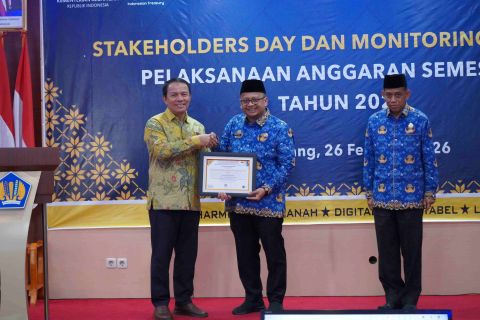 Kepala Sekretariat Bawaslu Sumsel saat menerima penghargaan peringkat pertama sebagai satuan kerja terbaik pengguna Cash Management System (CMS) kategori Uang Persediaan (UP) Besar