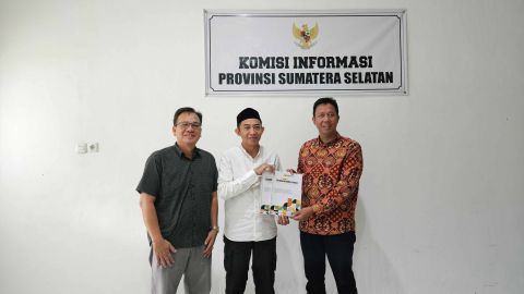 Kabag Hukum, Humas dan Data Informasi, Yuswari Kurniawan saat menyerahkan Laporan Layanan Informasi Publik Tahun 2025 Bawaslu Provinsi dan Bawaslu Kabupaten/Kota se Provinsi Sumatera Selatan kepada Komisi Informasi Sumatera Selatan, Jumat (06/03/2026)
