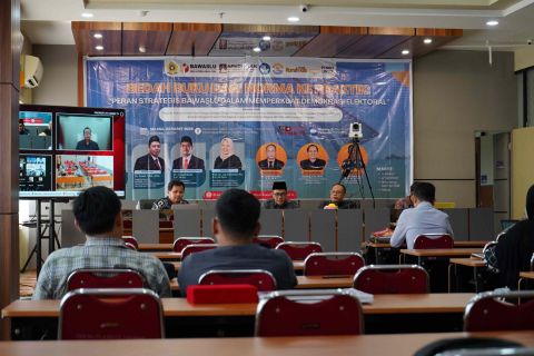 Plt. ketua Bawaslu Sumsel Ahmad Naafi saat memberikan sambutan bersama jajaran akademisi dan pengajar hukum tata negara di Fakultas Hukum Universitas Sriwijaya Palembang, Selasa (3/3/2026). 