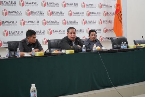 Anggota Bawaslu RI, Herwyn J.H. Malonda, saat memberi arahan kepada Bawaslu Kabupaten/Kota se-Sumsel secara daring dan luring di Aula Bawaslu Sumsel, Selasa (21/4/2026). 