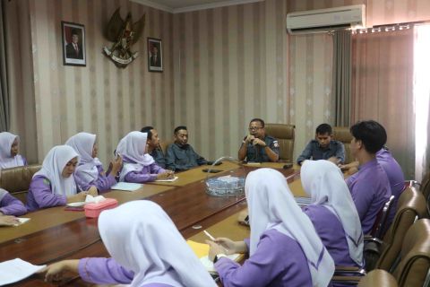 Arahan kepala Sekretariat Bawaslu Sumsel saat menerima audiensi dari mahasiswa Universitas Aisyiyah Palembang dalam rangka praktik mata kuliah Pendidikan Budaya Antikorupsi. Kegiatan berlangsung di ruang rapat kantor Bawaslu Sumsel, Senin (20/04/2026).
