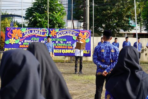 Koordinator Divisi SDM, Organisasi, dan Pelatihan Bawaslu Sumsel, Ardiyanto memberikan amanatnya  saat upacara peringatan Hari Kebangkitan Nasional (Harkitnas) ke-118 digelar pada Rabu (20/5/2026). 