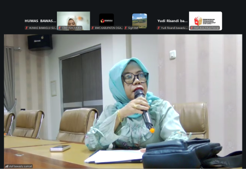 Koordinator Divisi Pencegahan, Parmas, dan Humas Bawaslu Sumsel, Massuryati, saat memberikan arahan kepada Bawaslu Kabupaten/Kota.