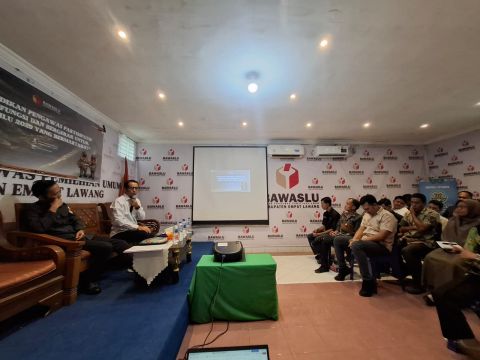 Anggota Bawaslu Sumsel Ardiyanto saat memberikan materi pada kegiatan Pendidikan Pengawas Partisipatif bertema “Berfungsi dan Bergerak untuk Pemilu 2029 yang Bermartabat” pada Kamis (04/06/2026). 