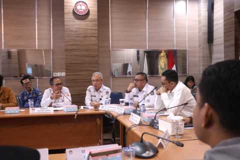 Plt Ketua Bawaslu Sumsel saat memberikan tanggapan pada saat menghadiri kegiatan Forum Konsultasi Publik (FKP) yang digelar KPU Sumsel di ruang rapat KPU, Kamis (30/7/2026).