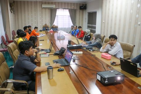 Koordinator Divisi Sumber Daya Manusia, Organisasi, Pendidikan, dan Pelatihan Bawaslu Sumsel, Ardiyanto, saat memberikan sambutan dalam Sosialisasi Kompetisi Debat Penegakan Hukum Pemilu VI Antar Perguruan Tinggi Se-Indonesia Tahun 2026 di ruang rapat Bawaslu Sumsel, Senin (20/7/2026).