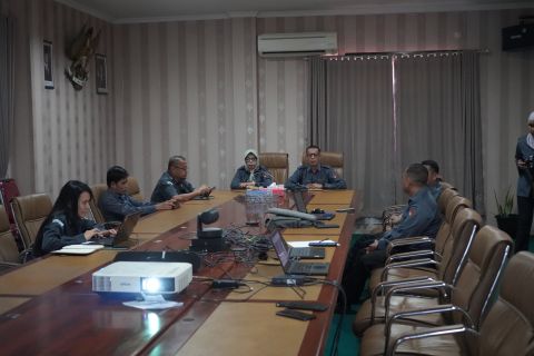 Koordinator Divisi Sumber Daya Manusia, Organisasi, Pendidikan dan Pelatihan Bawaslu Sumsel, Ardiyanto, saat memberikan sambutan dalam Rapat Koordinasi Peningkatan Amplifikasi Bawaslu Membelajarkan Volume II secara daring di ruang rapat Bawaslu Sumsel, Senin (7/9/2026). 