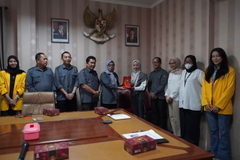 Pimpinan Bawaslu Sumsel Foto Bersama Mahasiswa Universitas Sriwijaya dalam kunjungan kegiatan Field Study (Studi Lapangan) di Kantor Bawaslu Provinsi Sumatera Selatan, Senin (28/09/2026). 