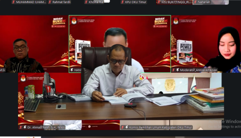 Anggota Bawaslu Sumsel Ahmad Naafi saat menjadi narasumber pada kegiatan bedah buku berjudul "Mewujudkan Pemilu Bermartabat: Evaluasi dan Pengawasan dalam Proses Rekrutmen Penyelenggara Pemilu" secara daring, Rabu (28/10/2026). 