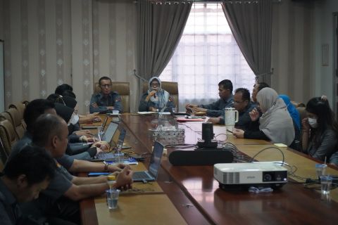 Ketua Bawaslu Sumsel Massuryati saat memberikan arahanya saat rapat dalam kantor, Senin (05/10/2026).