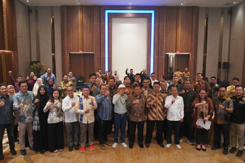 Anggota Bawaslu Sumsel Ahmad Naafi Foto Bersama pada kegiatan Sosialisasi Penerimaan Laporan Masyarakat di Wilayah Sumatera Selatan yang diselenggarakan Komisi Yudisial Republik Indonesia melalui Kantor Penghubung Komisi Yudisial di The Excelton Hotel Palembang, Kamis (8/10/2026). 