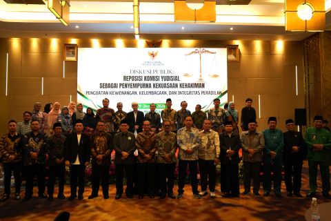 Anggota Bawaslu Sumsel Ahmad Naafi foto bersama pada kegiatan Diskusi Publik yang diselenggarakan oleh Komisi Yudisial Republik Indonesia di The Alts Hotel Palembang, Kamis (29/10/2026). 