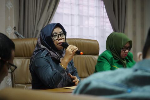 Ketua Bawaslu Sumsel Massuryati memberikan sambutan pada audiensi dari Fakultas Hukum Universitas Muhammadiyah Palembang dalam rangka rencana penyelenggaraan Seminar Nasional Hybrid bertajuk "Menata Desain Pemilu Indonesia Menuju Pemilu 2029 Berintegritas", Senin (26/10/2026).