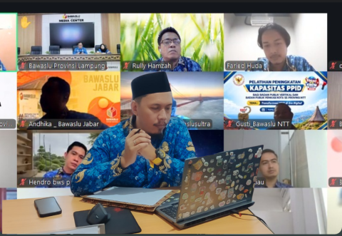 Staf Bawaslu Sumsel mengikuti sosialisasi dan bimbingan teknis yang diselenggarakan Bawaslu RI secara daring, Rabu (28/10/2026). 