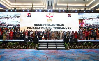 KENAKAN BAJU ADAT, 67 ANGGOTA BAWASLU KABUPATEN/KOTA SE-SUMSEL IKUT PECAHKAN REKOR DUNIA