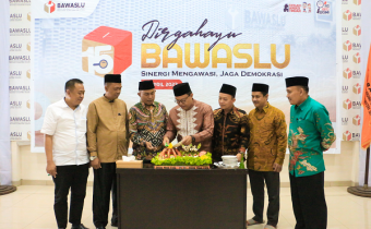 HUT BAWASLU KE-15, BAWASLU SUMSEL GELAR PEMOTONGAN TUMPENG