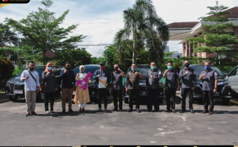 Ketua Bawaslu Sumsel Serahkan Secara Simbolis Kendaraan Operasional Pimpinan Bawaslu Kabupaten / Kota Se-Sumatera Selatan
