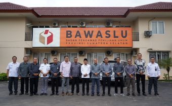 TINGKATKAN SINERGITAS ANTAR PENYELENGGARA PEMILU, BAWASLU SUMSEL TERIMA AUDIENSI KPU