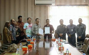 KOMITMEN WUJUDKAN KETERBUKAAN INFORMASI, BAWASLU SUMSEL TEKEN NOTA KESEPAHAMAN DENGAN KOMISI INFORMASI