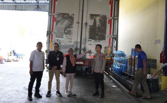 Massuryati Awasi Langsung Distribusi Logistik di PT. Temprina Media Grafika Semarang