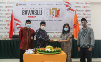Potong Tumpeng secara Virtual, Bawaslu Sumsel Peringati HUT ke-13 Bawaslu dengan khidmat