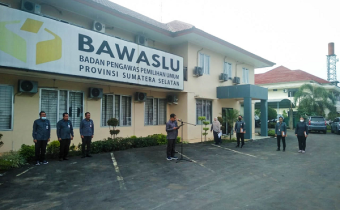 APEL PERDANA TAHUN 2023, NAAFI AJAK SEKRETARIAT BAWASLU SUMSEL TINGKATKAN KINERJA