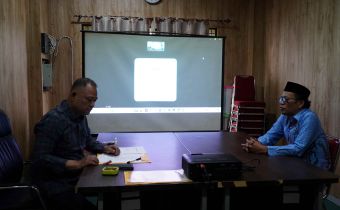 Anggota Bawaslu RI, Totok Hariyono saat melakukan wawancara verifikasi calon pergantian antar waktu (PAW) anggota Bawaslu Sumsel, Jumat (13/02/2026).