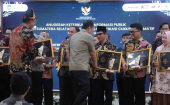 Plt ketua Bawaslu Sumsel saat menerima penghargaan Anugerah Keterbukaan Informasi Publik Provinsi Sumatera Selatan Tahun 2025 yang digelar di Griya Agung, Palembang, Kamis (13/2/2026).