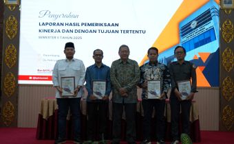 Foto bersama saat menerima penyerahan laporan hasil pemeriksaan kinerja dan dengan tujuan tertentu semester II tahun 2025 yang dilaksanakan di kantor Badan Pemeriksaan Keuangan Perwakilan Provinsi Sumsel, Rabu (04/02/2026).