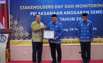 Kepala Sekretariat Bawaslu Sumsel saat menerima penghargaan peringkat pertama sebagai satuan kerja terbaik pengguna Cash Management System (CMS) kategori Uang Persediaan (UP) Besar