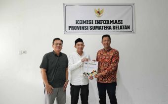 Kabag Hukum, Humas dan Data Informasi, Yuswari Kurniawan saat menyerahkan Laporan Layanan Informasi Publik Tahun 2025 Bawaslu Provinsi dan Bawaslu Kabupaten/Kota se Provinsi Sumatera Selatan kepada Komisi Informasi Sumatera Selatan, Jumat (06/03/2026)
