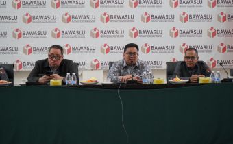 Arahan Ketua Bawaslu Republik Indonesia dalam sambutan kegiatan Penguatan Kapasitas Kelembagaan Bawaslu Kabupaten/Kota serta Penyerahan Simbolis Dana Kerohiman, Selasa (21/4/2026).