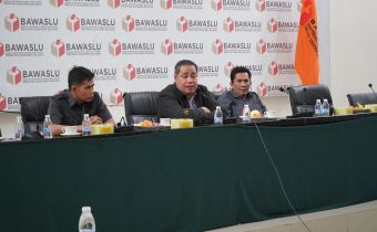 Anggota Bawaslu RI, Herwyn J.H. Malonda, saat memberi arahan kepada Bawaslu Kabupaten/Kota se-Sumsel secara daring dan luring di Aula Bawaslu Sumsel, Selasa (21/4/2026). 