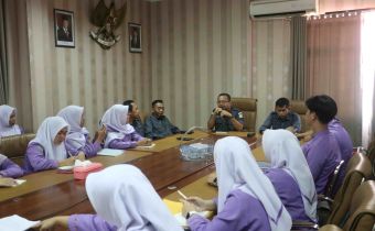 Arahan kepala Sekretariat Bawaslu Sumsel saat menerima audiensi dari mahasiswa Universitas Aisyiyah Palembang dalam rangka praktik mata kuliah Pendidikan Budaya Antikorupsi. Kegiatan berlangsung di ruang rapat kantor Bawaslu Sumsel, Senin (20/04/2026).