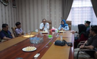Plt Ketua Bawaslu Sumsel dan Anggota Bawaslu Sumsel Massuryati saat menerima Audiensi dari HMI cabang Palembang, Rabu(06/05/2026).