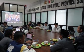 Plt Ketua Bawaslu Sumsel, Ahmad Naafi saat menghadiri undangan Sosialisasi Pelaksanaan Kompetisi Debat Penegakan Hukum Pemilu VI tahun 2026 melalui Zoom Meeting. 
