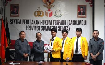Foto Bersama Pimpinan Bawaslu Sumsel dan Mahasiswa Fakultas Hukum Universitas Sriwijaya