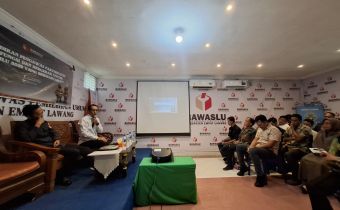 Anggota Bawaslu Sumsel Ardiyanto saat memberikan materi pada kegiatan Pendidikan Pengawas Partisipatif bertema “Berfungsi dan Bergerak untuk Pemilu 2029 yang Bermartabat” pada Kamis (04/06/2026). 