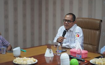Arahan Plt. Ketua Bawaslu Sumsel selaku Koordinator Divisi Penanganan Pelanggaran, Data dan Informasi Dr. Ahmad Naafi, S.H., M.Kn saat melakukan rapat terkait persiapan monitoring dan evaluasi keterbukaan informasi publik tahun 2026 bersama Kepala Bagian yang membidangi Data dan Informasi beserta staf, Kamis (9/7/2026). 