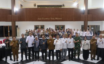 Foto bersama dalam kegiatan Rapat Pleno Rekapitulasi Pemutakhiran Data Pemilih Berkelanjutan (PDPB) Semester I Tahun 2026 yang digelar di Aula KPU Sumsel, Senin (6/7/2026).