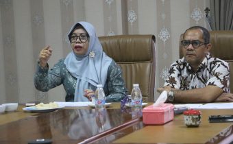 Koordinator Divisi Pencegahan, Partisipasi Masyarakat, dan Hubungan Masyarakat Bawaslu Sumsel, Massuryati saat memberikan arahan pada kegiatan Penguatan Kapasitas Pelayanan Informasi Publik: Monitoring Evaluasi Keterbukaan Informasi Publik pada Bawaslu Kabupaten/Kota Tahun 2026, Kamis (9/7/2026). 