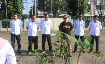 Plt Ketua Bawaslu Sumsel saat menyampaikan arahanya dalam kegiatan Penanaman Buah dan Sayuran atau Tanaman Hortikultura di Lingkungan Sekretariat Bawalsu Provinsi Sumatera Selatan, Rabu (15/07/2026). 