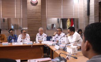 Plt Ketua Bawaslu Sumsel saat memberikan tanggapan pada saat menghadiri kegiatan Forum Konsultasi Publik (FKP) yang digelar KPU Sumsel di ruang rapat KPU, Kamis (30/7/2026).
